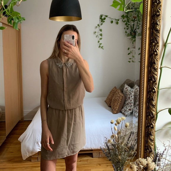 Taupe dress with beaded neckline - Picture 2 of 5